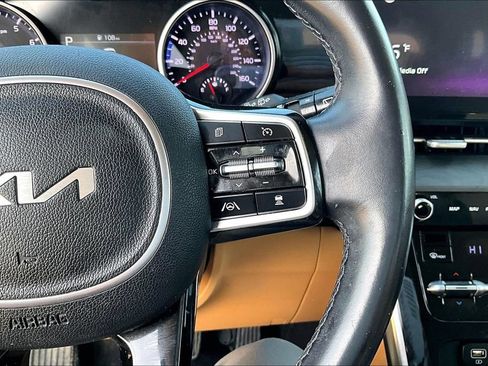 Used 2022 Kia Carnival EX image 12