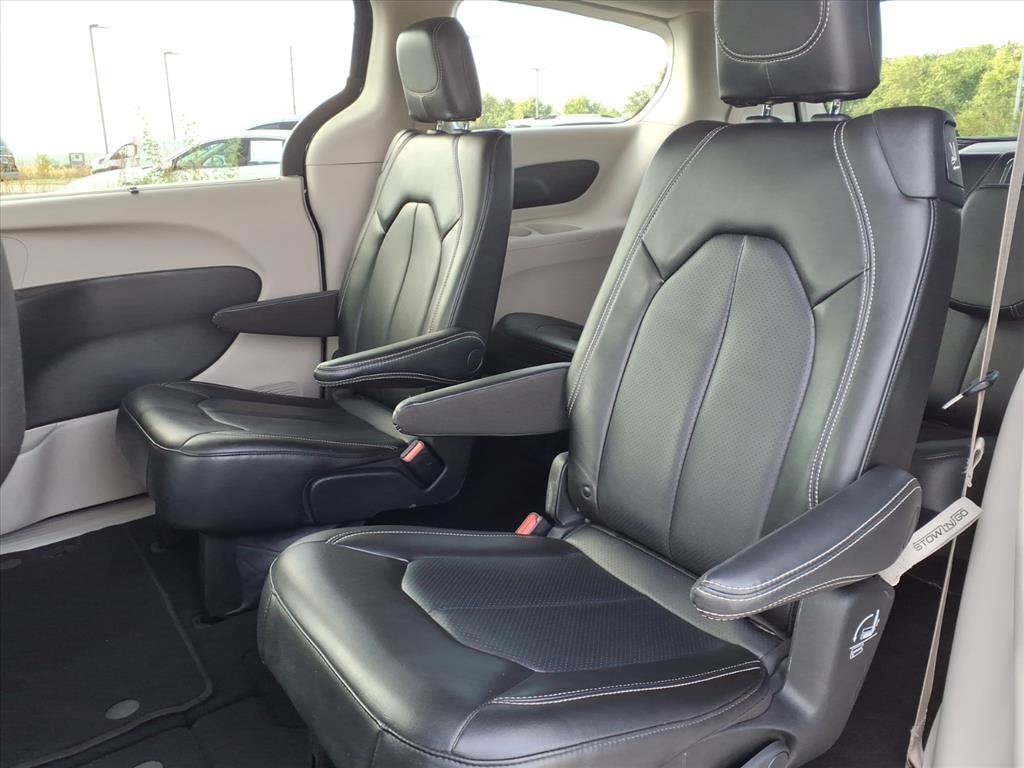 Used 2023 Chrysler Pacifica Touring-L FWD image 24