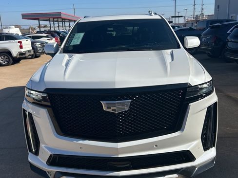 Used 2023 Cadillac Escalade ESV V image 2