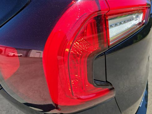 Used 2023 GMC Terrain SLT w/ Infotainment Package II image 30