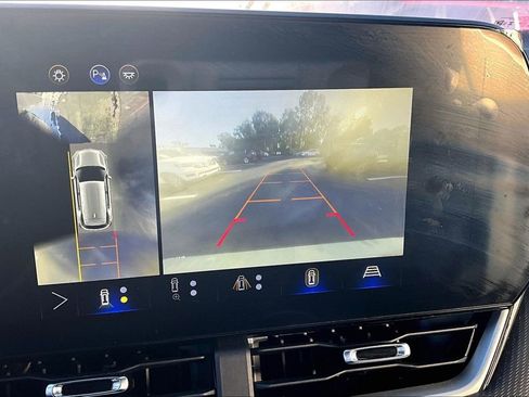 Used 2025 Chevrolet Equinox LT w/ Safety and Technology Package image 13