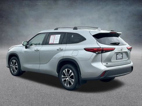 Used 2023 Toyota Highlander XLE AWD/4WD image 3