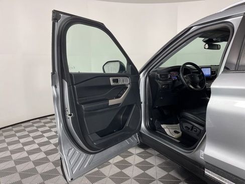 Used 2023 Ford Explorer Limited image 16