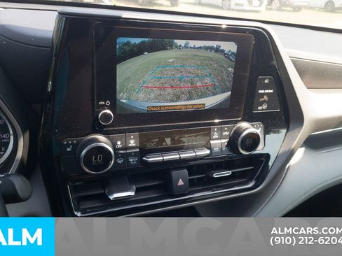 Used 2023 Toyota Highlander XLE AWD/4WD image 10