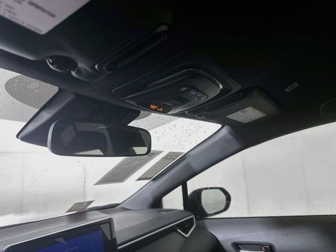 Used 2025 Toyota Corolla SE FWD image 18