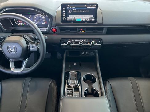 Used 2025 Honda Pilot Touring image 10