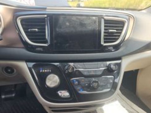 Used 2017 Chrysler Pacifica Touring-L w/ Tire & Wheel Group FWD image 4
