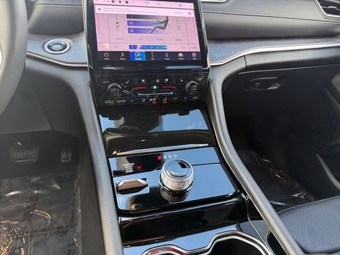 Used 2023 Jeep Grand Cherokee Limited w/ Luxury Tech Group II image 11