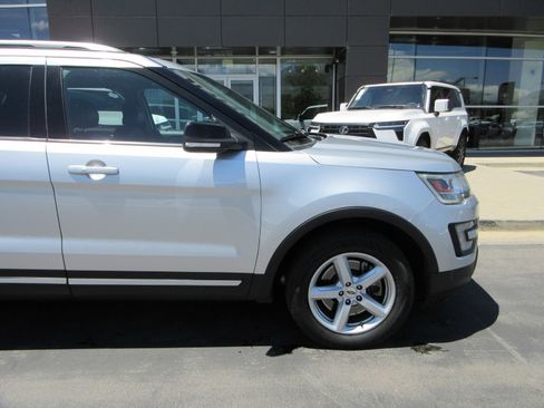Used 2017 Ford Explorer XLT w/ Equipment Group 202A AWD/4WD image 13