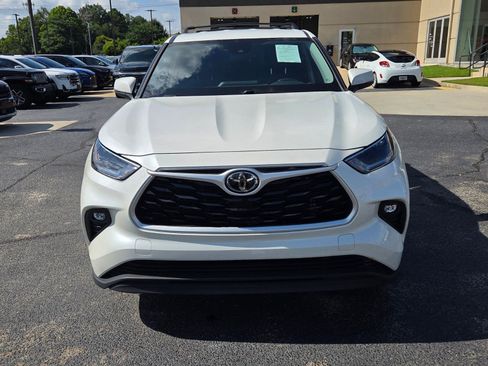 Used 2021 Toyota Highlander LE AWD/4WD image 2