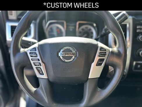 Used 2017 Nissan Titan SV image 5