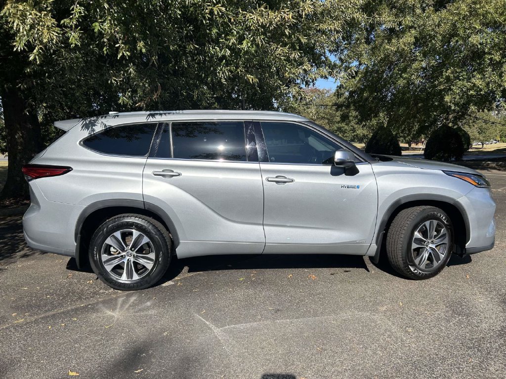 Used 2020 Toyota Highlander XLE AWD/4WD image 2