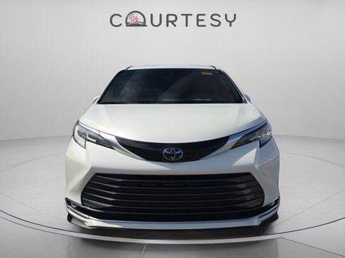 Certified 2021 Toyota Sienna Limited image 2