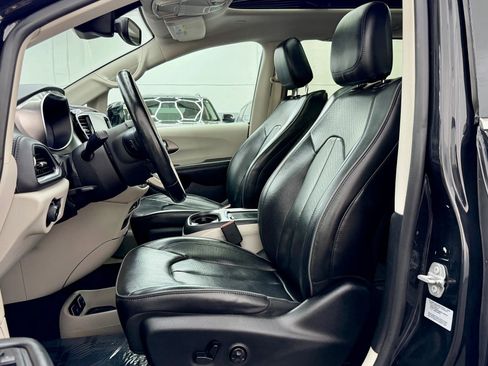 Used 2017 Chrysler Pacifica Limited w/ Advanced Safetytec Group image 8