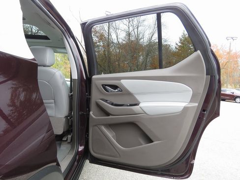 Used 2019 Chevrolet Traverse LT w/ LT Premium Package image 16