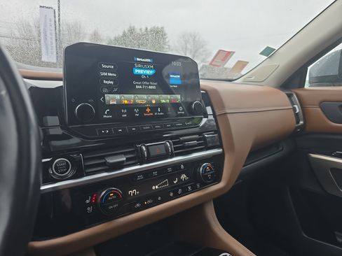 Used 2023 Nissan Pathfinder Platinum image 25