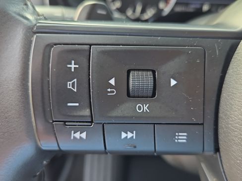 Used 2025 Nissan Pathfinder SV FWD image 24