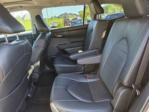 Used 2024 Toyota Highlander XLE AWD/4WD image 21
