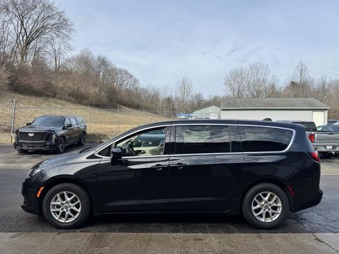 Used 2023 Chrysler Voyager LX image 2