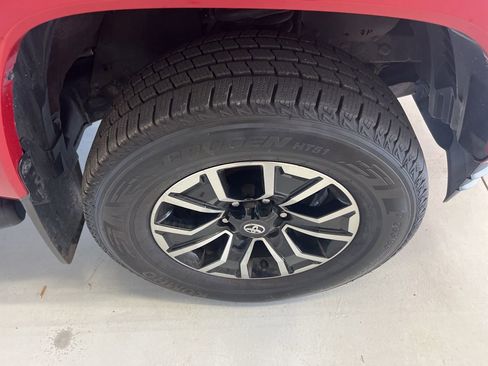 Used 2022 Toyota Tacoma TRD Sport AWD/4WD image 15
