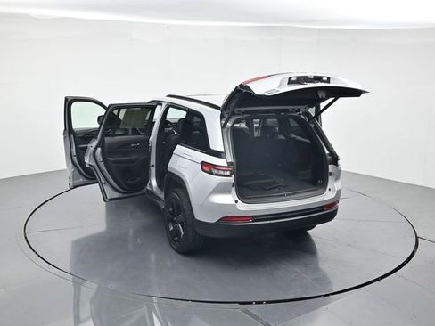 Used 2024 Jeep Grand Cherokee Altitude image 41