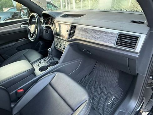 Used 2020 Volkswagen Atlas Cross Sport SE w/ Panoramic Sunroof Package FWD image 18