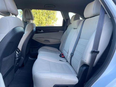 Used 2016 Kia Sorento LX w/ LX Convenience Package image 18