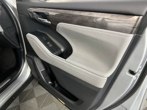 Used 2023 Toyota Highlander Limited image 36