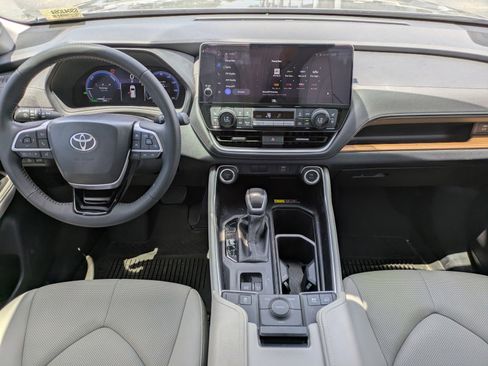 Used 2025 Toyota Grand Highlander AWD Hybrid image 13