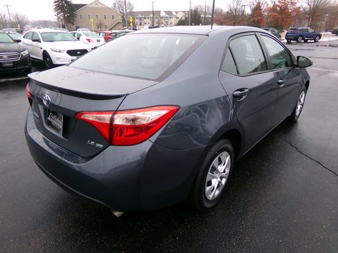 Used 2018 Toyota Corolla LE image 3