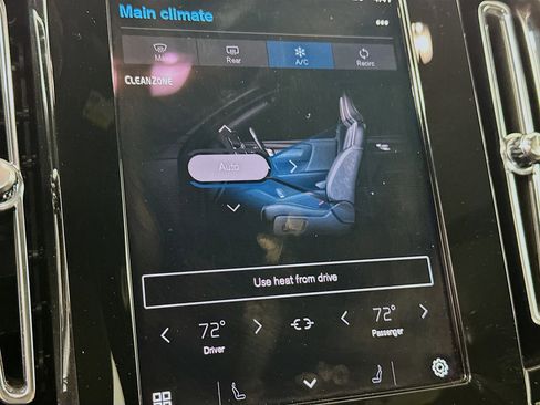 Used 2024 Volvo XC40 B5 Core image 24