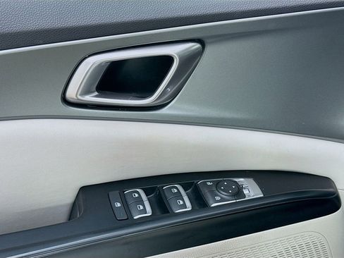 Used 2022 Kia Carnival LX FWD image 20