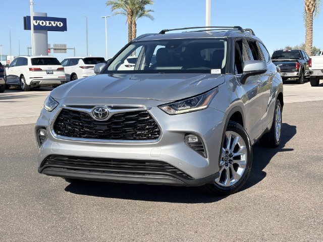 Used 2023 Toyota Highlander Limited FWD image 3