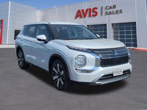 Used 2025 Mitsubishi Outlander SE AWD/4WD image 3