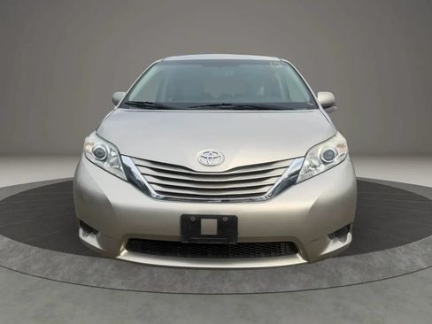 Used 2017 Toyota Sienna LE FWD image 2