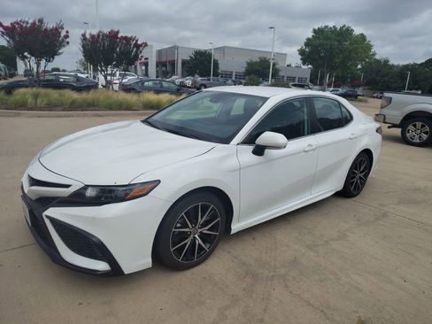 Used 2023 Toyota Camry SE FWD image 1