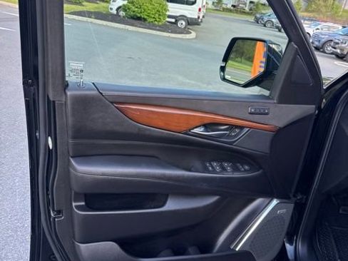 Used 2018 Cadillac Escalade Luxury AWD/4WD image 15