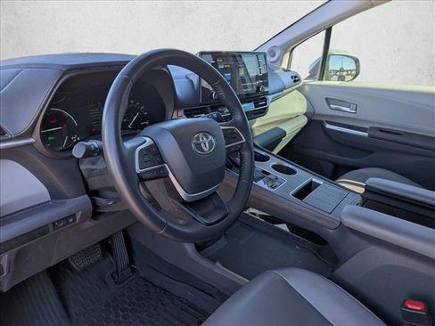 Used 2021 Toyota Sienna XLE image 9