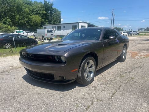 Used 2015 Dodge Challenger SXT RWD image 3
