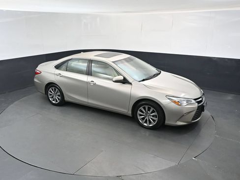 Used 2016 Toyota Camry XLE w/ Moonroof Package FWD image 33