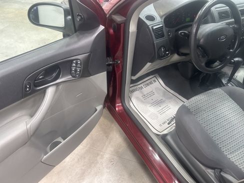 Used 2006 Ford Focus ZX4 image 9