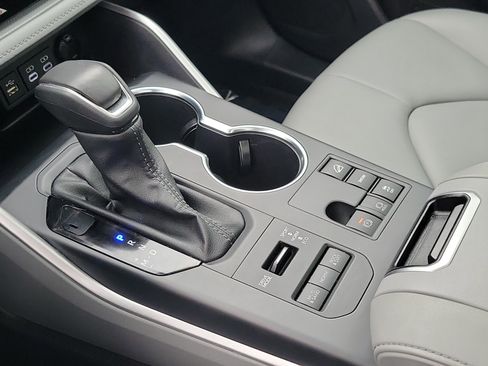 Certified 2025 Toyota Highlander XLE image 35