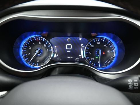 Used 2023 Chrysler Pacifica Touring-L FWD image 14