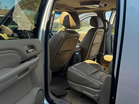 Used 2011 Cadillac Escalade ESV Luxury AWD/4WD image 20
