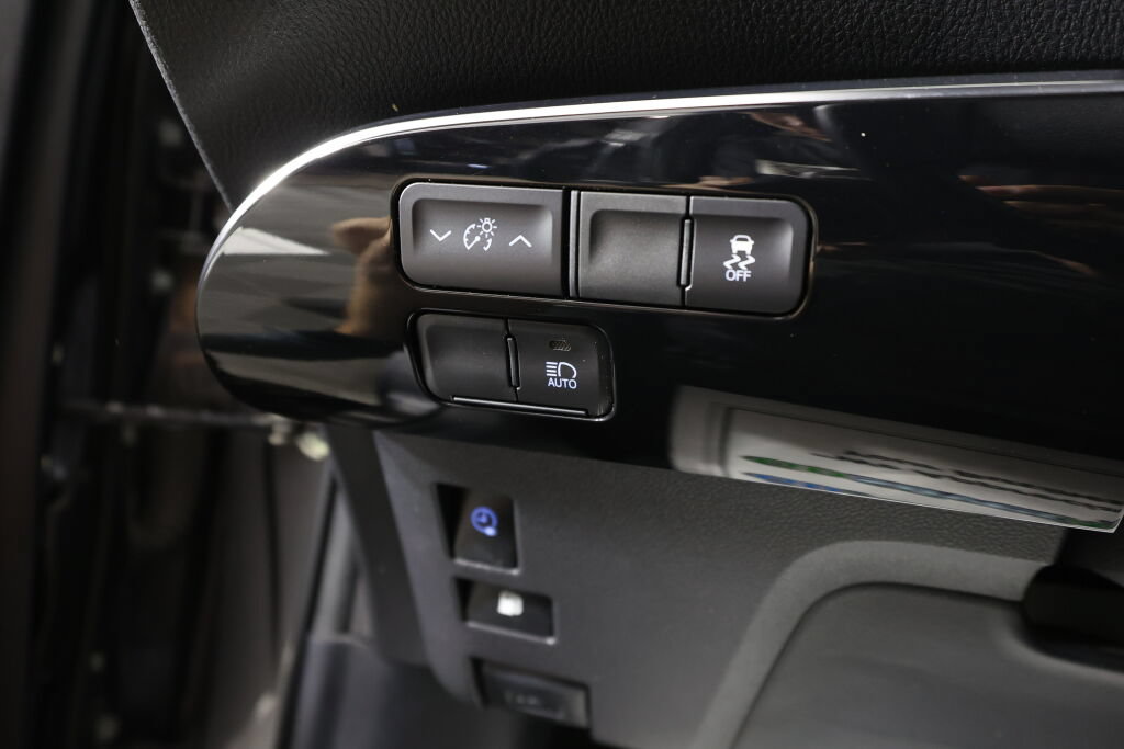 Used 2021 Toyota Prius Prime XLE w/ Carpet Mat Package (TMS) FWD image 31