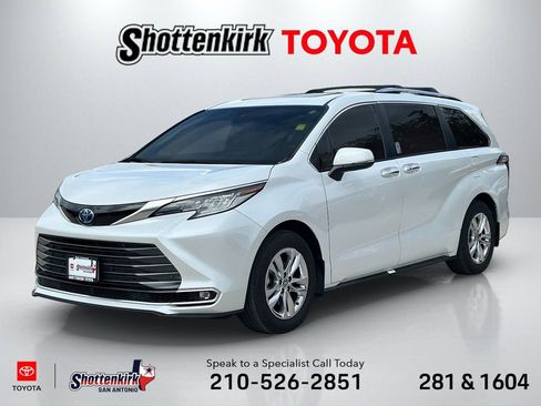 Used 2025 Toyota Sienna Limited AWD/4WD image 1