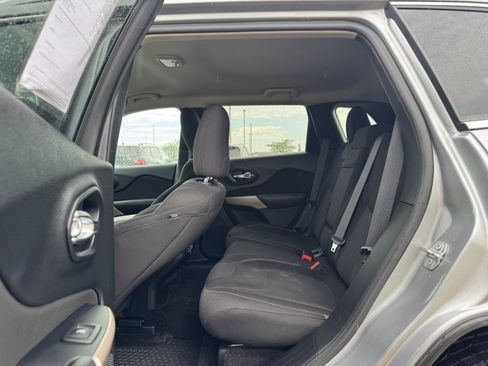 Used 2017 Jeep Cherokee Latitude w/ Cold Weather Group AWD/4WD image 17