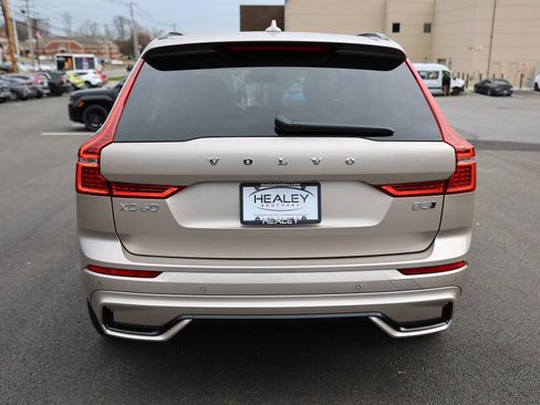 Used 2025 Volvo XC60 B5 Core image 6
