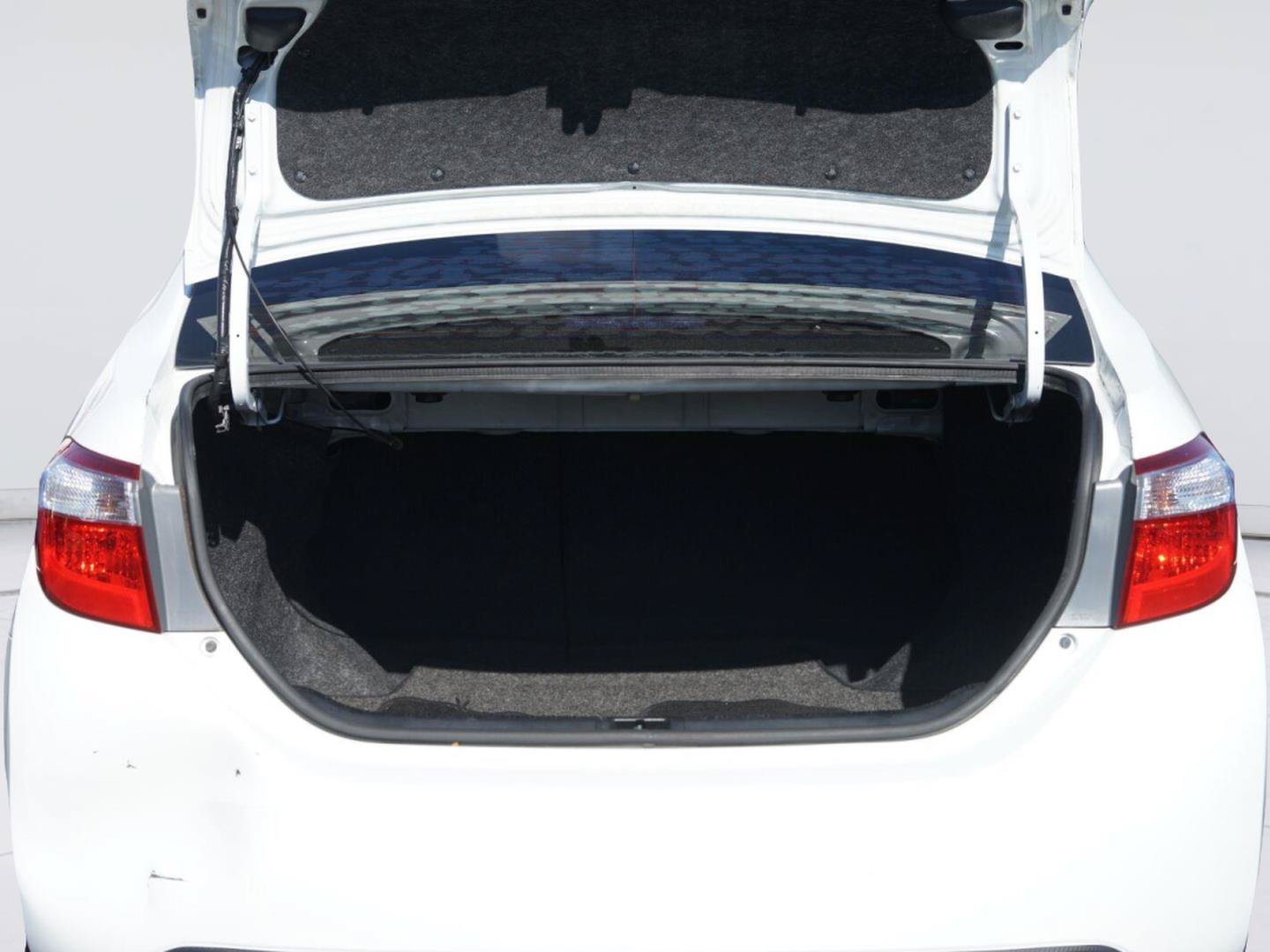 Used 2015 Toyota Corolla L FWD image 31