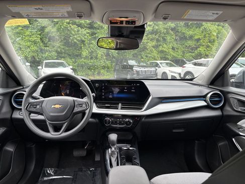 Used 2025 Chevrolet Trax LT FWD image 32